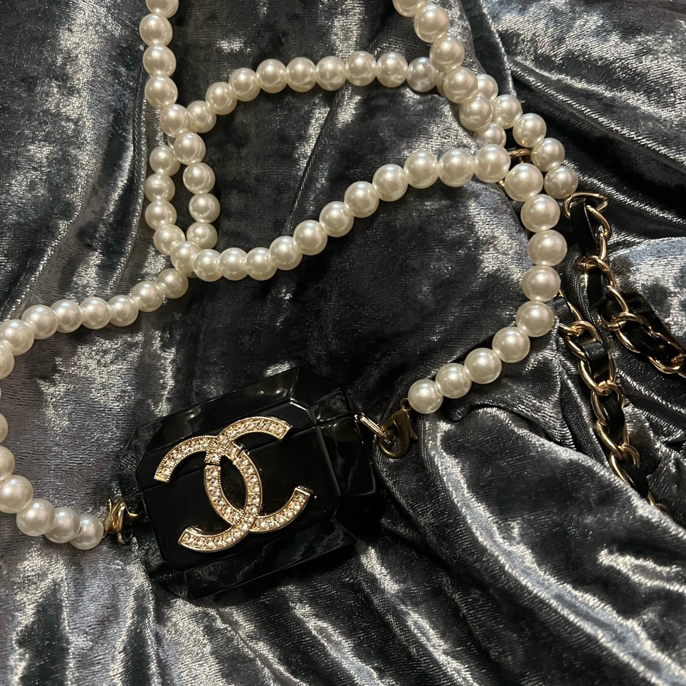 ChanelPearl Necklace Airpod Case
